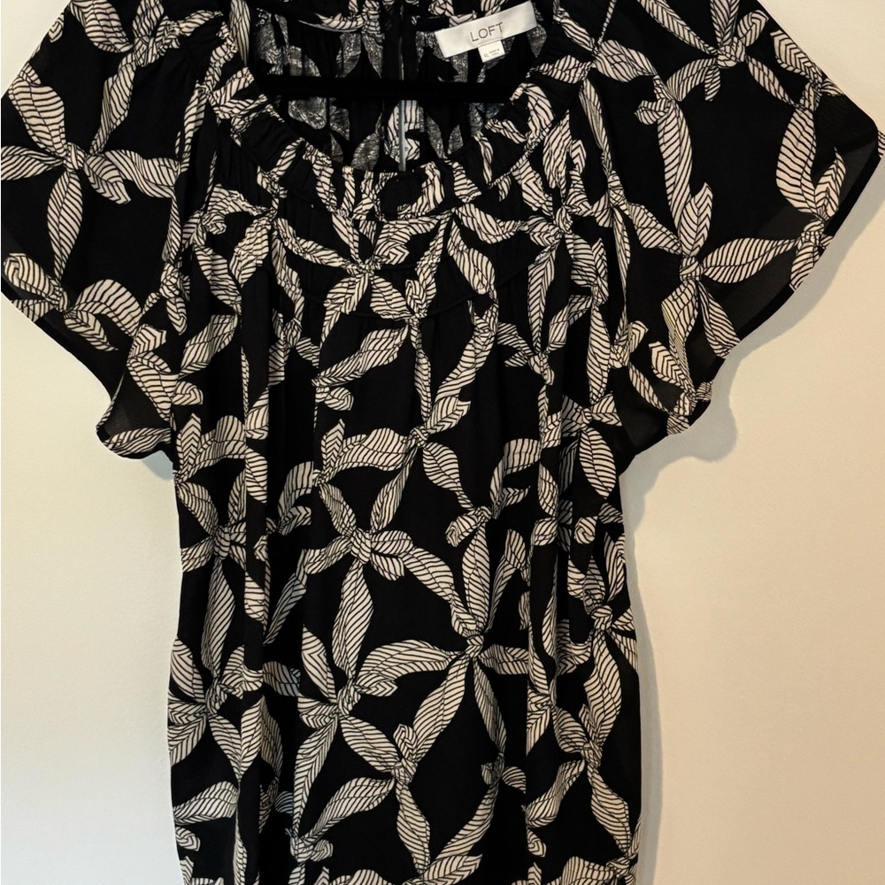 LOFT Black and White Leaf-Print Flutter Sleeve Tunic